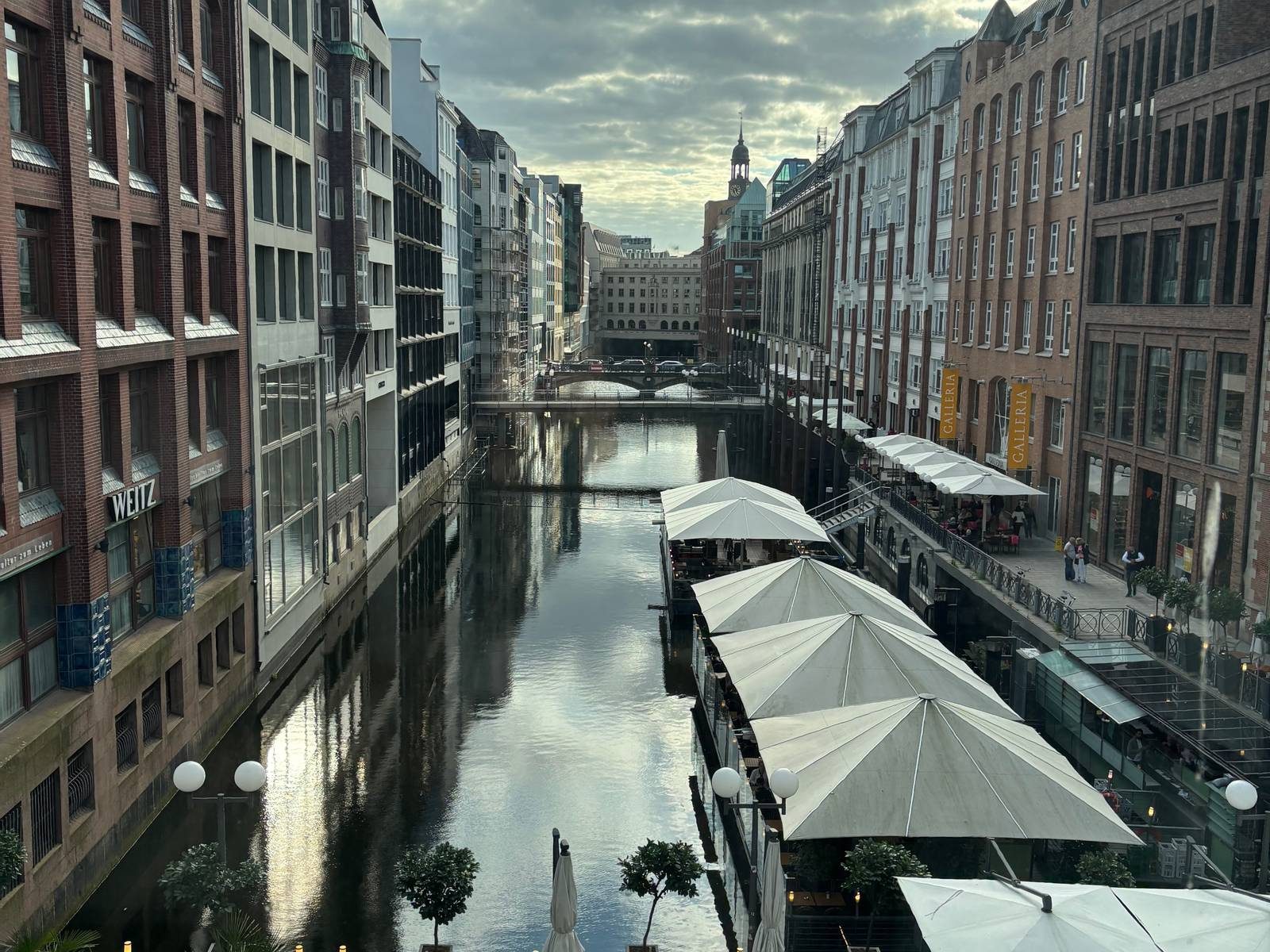 Blick von der Terrasse des N6 auf das Fleet mit Sonnenschirmen an der Poststraße