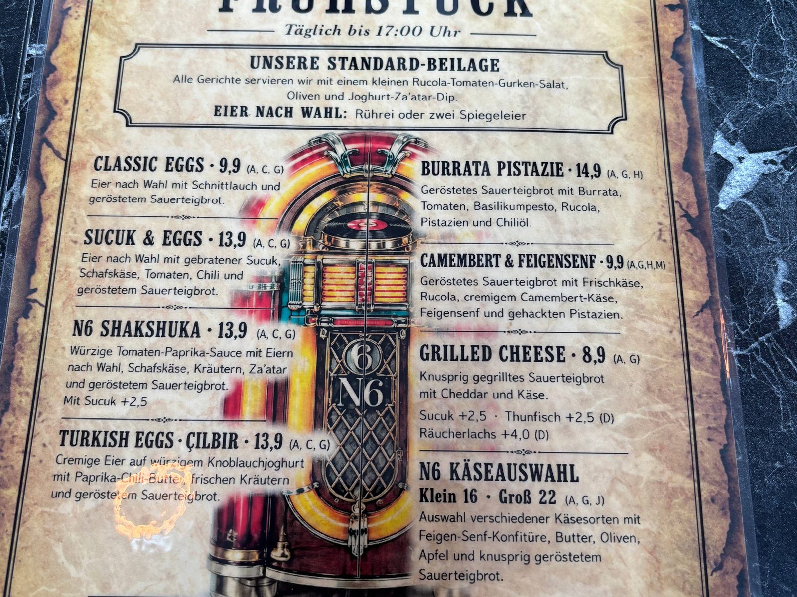 Die Frühstücksseite der gedruckten Karte mit der Jukebox-Zeichnung