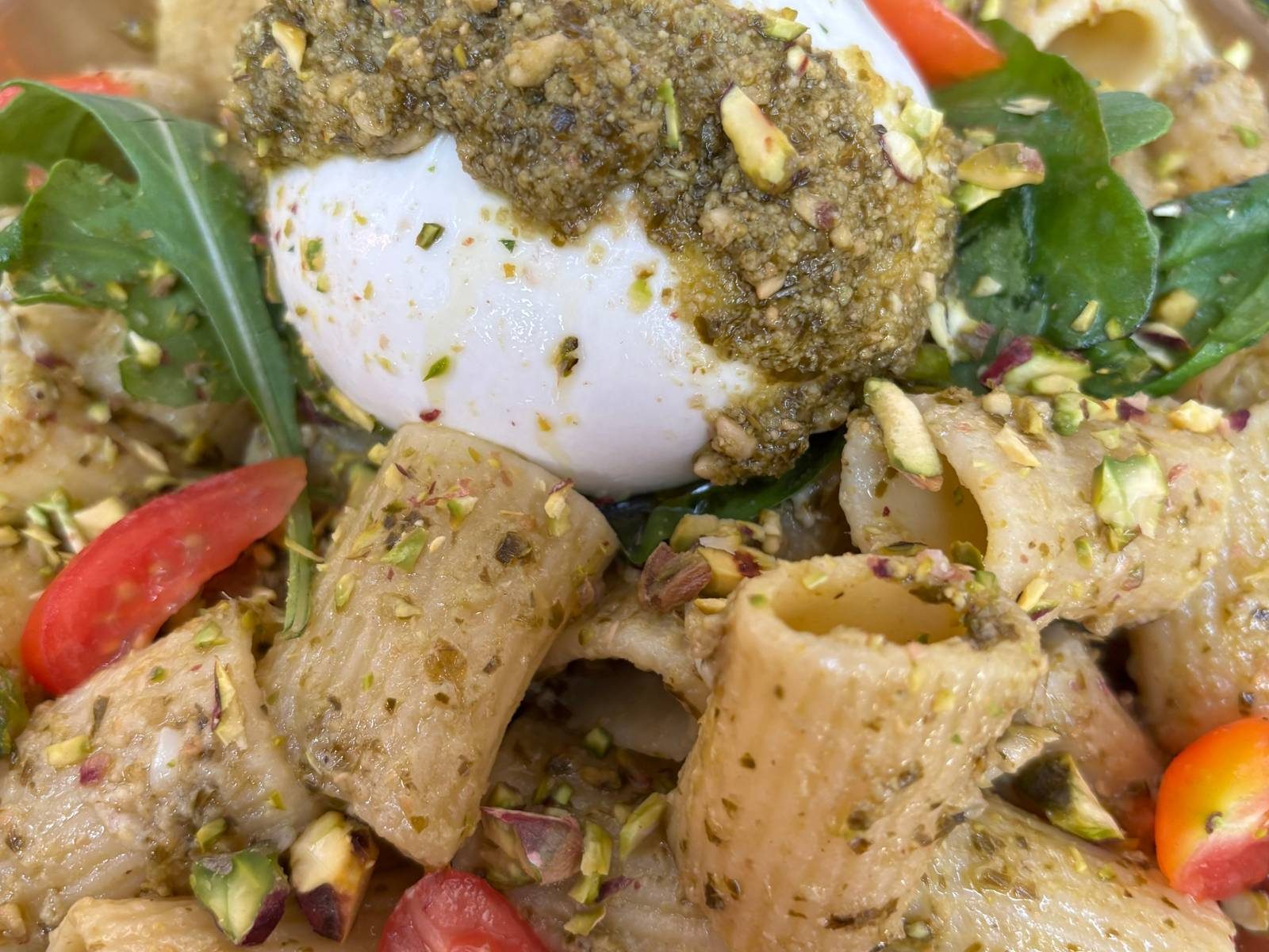 Rigatoni mit cremigem Pistazienpesto, Burrata und Kirschtomaten